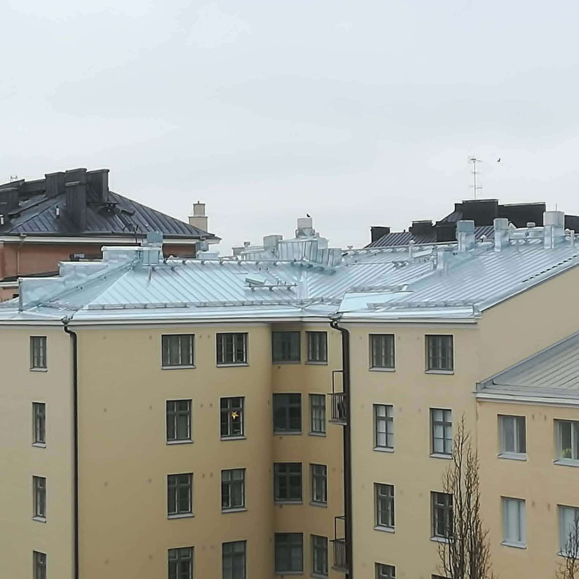 Kerrostalon kattoremontti