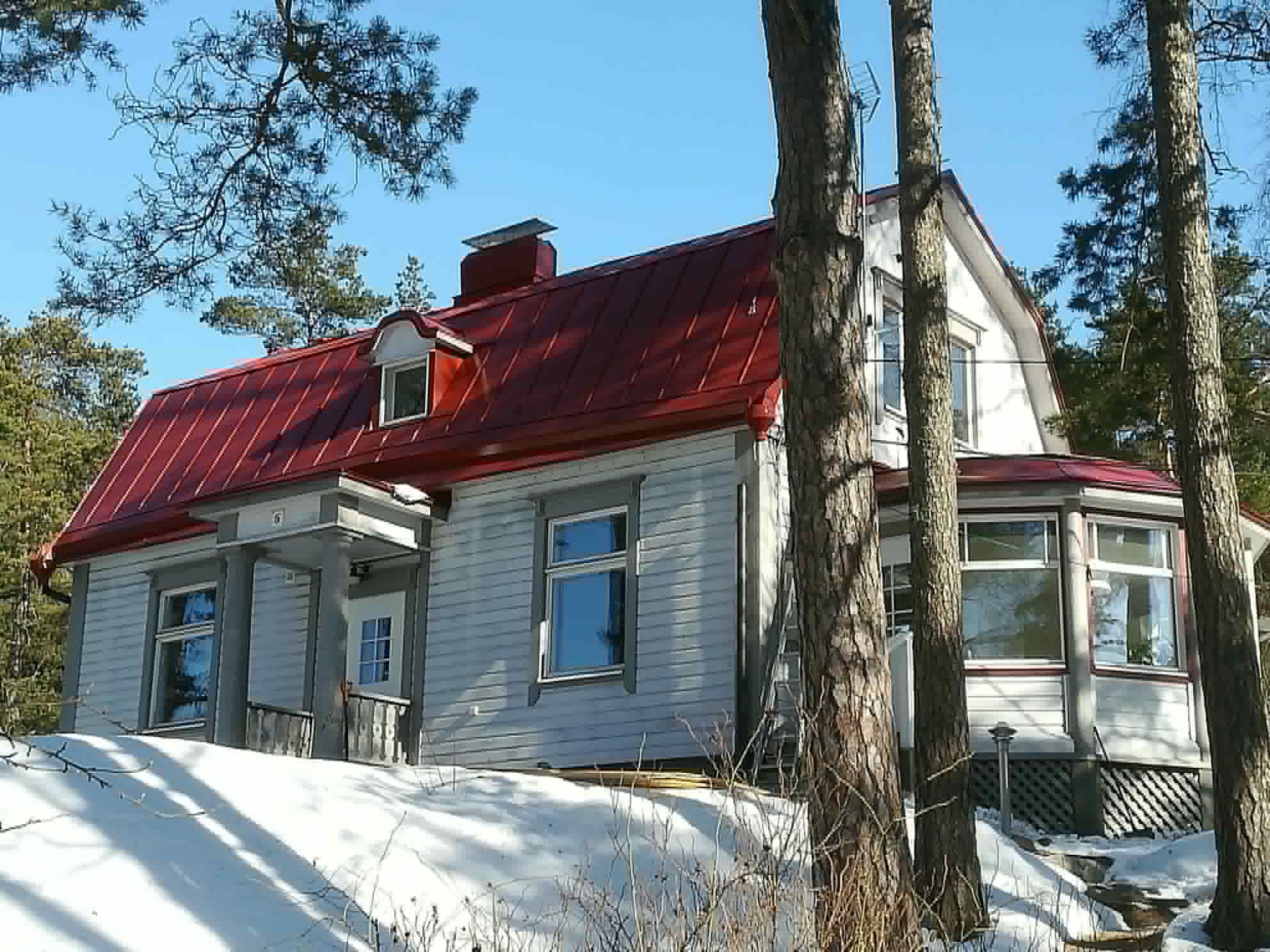 Punainen konesaumakatto